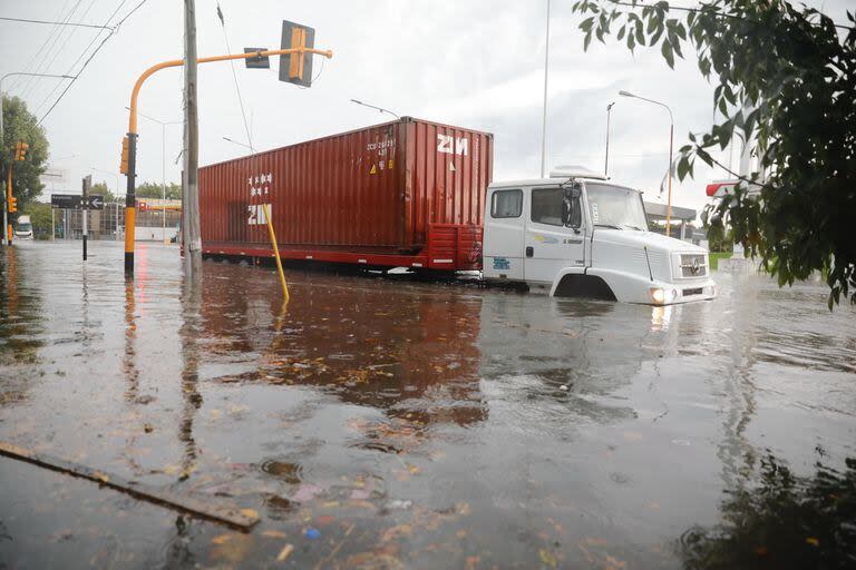 Un camión bajo el agua en Avellaneda