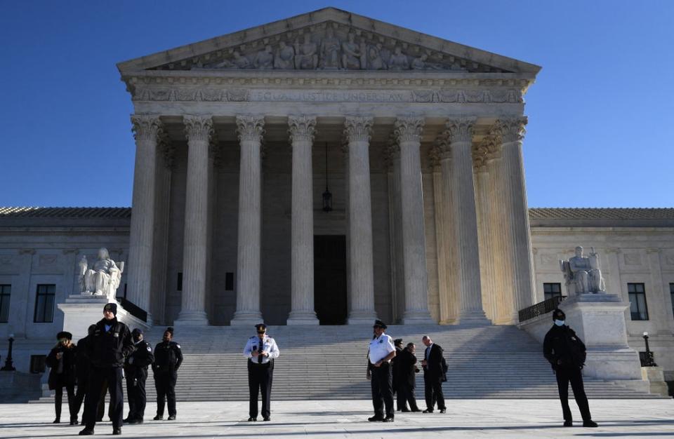 Se espera que el Tribunal anule el caso Roe v Wade o apoye la ley de Mississippi que prohíbe el aborto después de las 15 semanas (AFP via Getty Images)