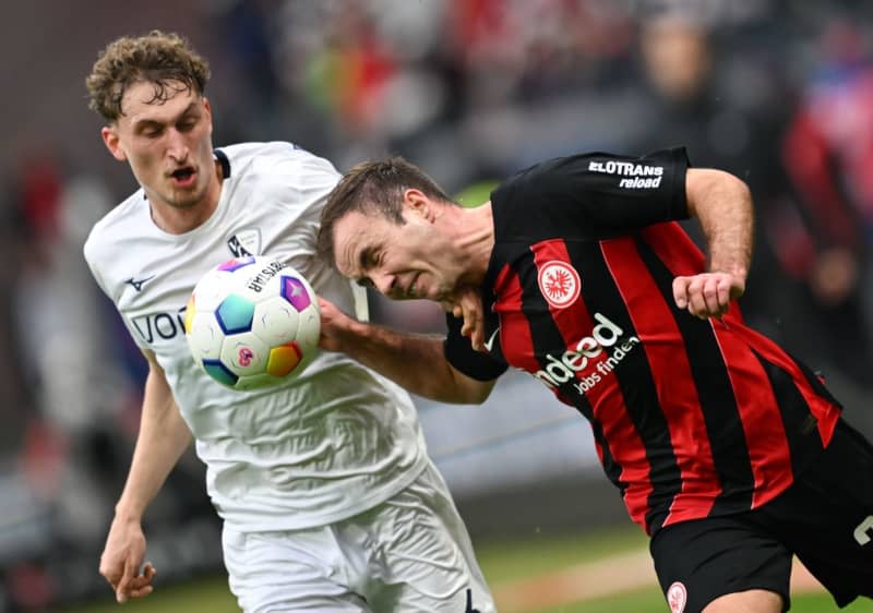 Eintracht Frankfurt's Mario Goetze (R) and Bochum's Patrick Osterhage battle for the ball during the German Bundesliga soccer match between Eintracht Frankfurt and VfL Bochum at Deutsche Bank Park. Arne Dedert/dpa