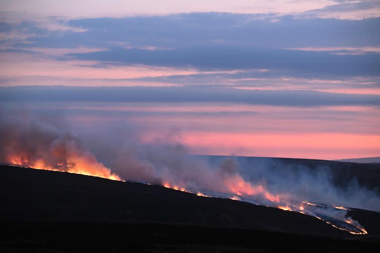 El humo de un incendio se extiende cerca del pueblo de Marsden, en el norte de Inglaterra, el 20 de abril de 2023. 