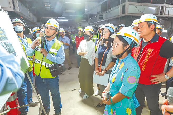 台北市議會10日舉行市政考察，市議員秦慧珠（右三）、郭昭巖（右二）、顏若芳（右四）等人赴環南果菜批發市場視察改建工程，並聽取簡報。（粘耿豪攝）