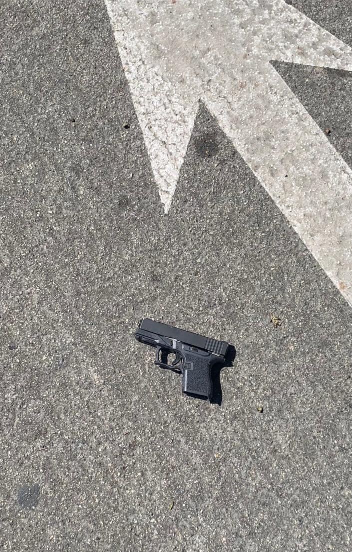 La police d'Oxnard a déclaré qu'un conducteur de 15 ans avait jeté une arme de poing chargée du véhicule lors d'une courte poursuite vendredi.
