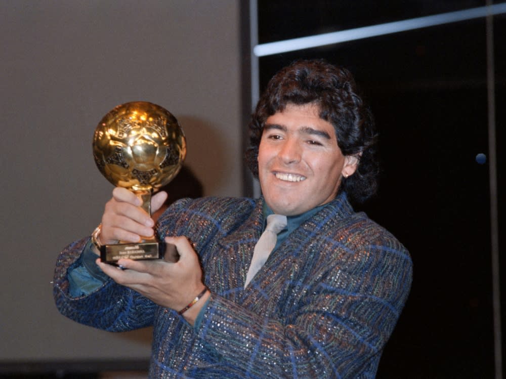 Diego Maradona 1986 mit der Trophäe in Feierlaune (PASCAL GEORGE)