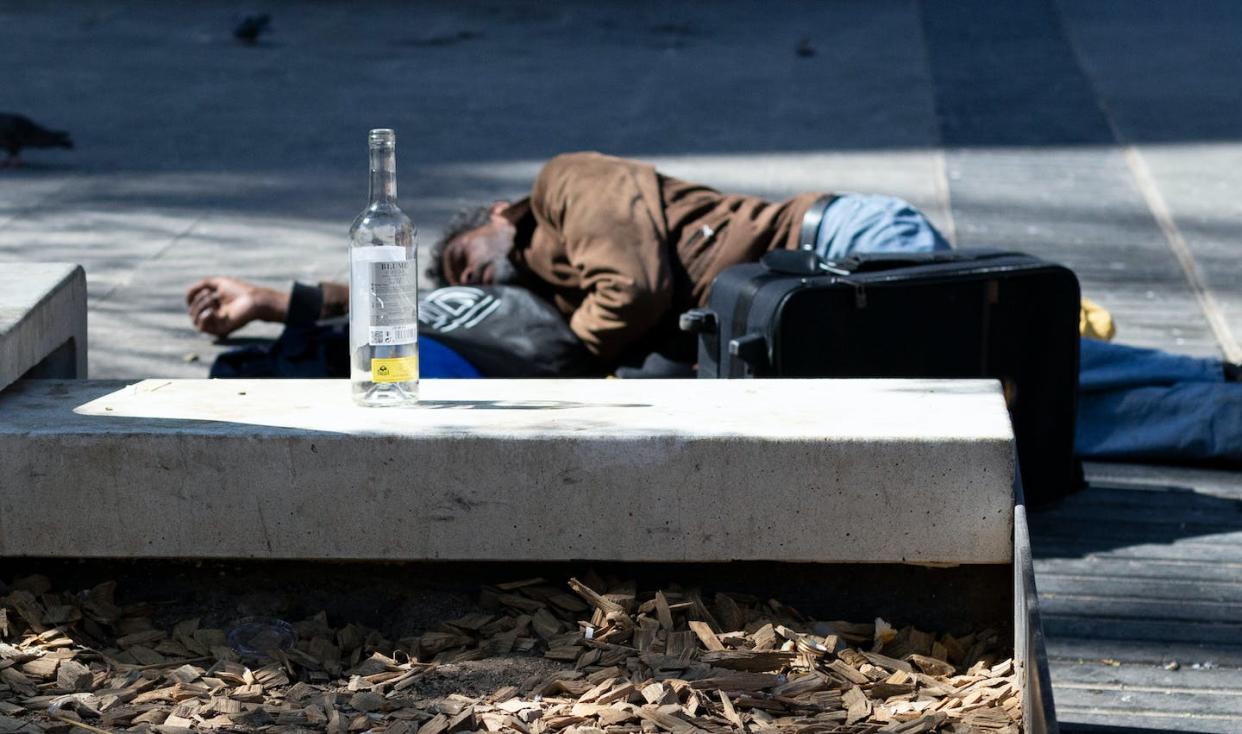 <a href="https://www.shutterstock.com/es/image-photo/poor-homeless-drunk-man-sleeping-on-1387674254" rel="nofollow noopener" target="_blank" data-ylk="slk:Shutterstock / Bulgn;elm:context_link;itc:0;sec:content-canvas" class="link ">Shutterstock / Bulgn</a>