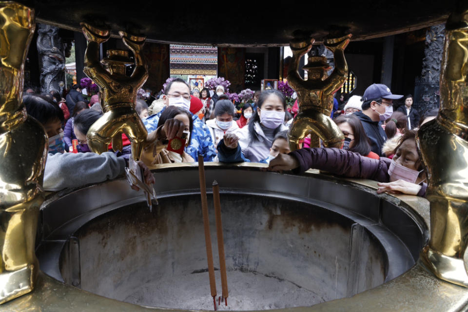 大年初一中北部地區仍相當寒冷，民眾也都做好防寒措施，到廟宇祈福。(圖／陳信翰攝)