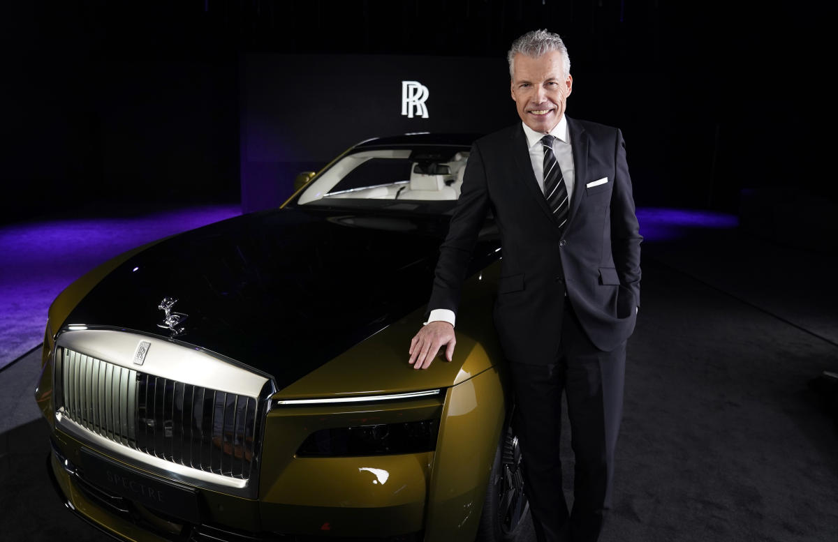 Rolls-Royce introduces hipper, edgier $382,000 SUV for uber-rich young  buyers - ABC News