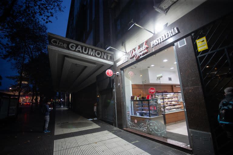 La panadería que está al lado del Gaumont tuvo que bajar las persianas para evitar destrozos