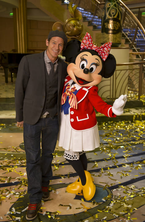 Ty and Minnie caught canoodling. Her feet are twice his size. (Getty Images)