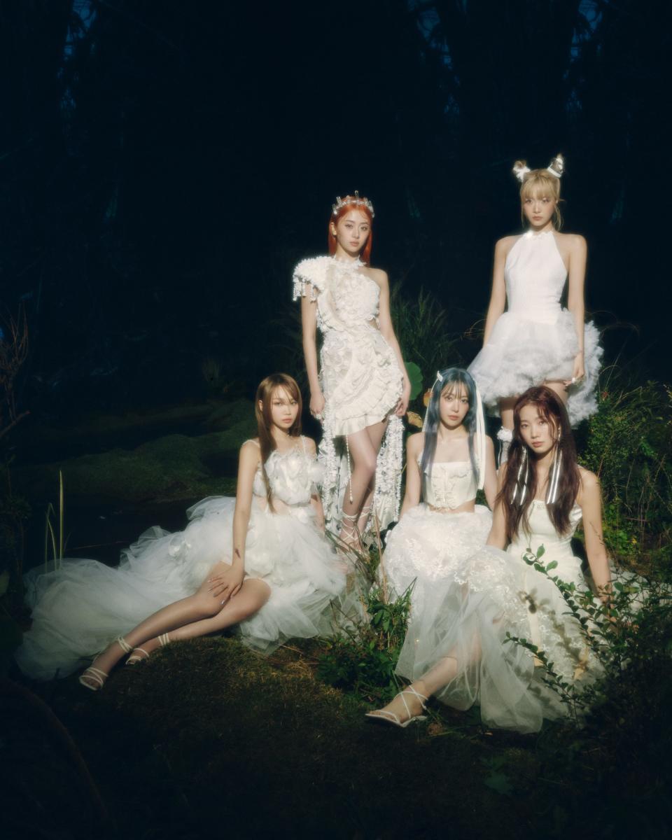 Kim Chaewon (from left), Huh Yunjin, Sakura, Hong Eunchae and Kazuha of LE SSERAFIM.