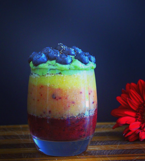 Achtung, jetzt wird es nicht nur besonders gesund, dieser Rainbow-Smoothie könnte glatt ein ein kleines Kunstwerk sein. Beeren, Avocado, Chia … hier steckt geballte Pflanzen-Power drin. Und offensichtlich auch ganz viel Liebe. Foto: Instagram/belikea_panda