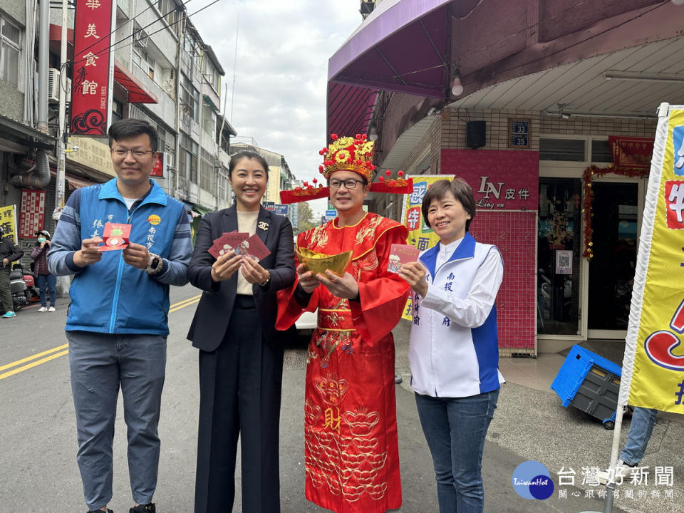 張市長許縣長簡議員與林處長在南投市場發送小紅包。（記者扶小萍攝）