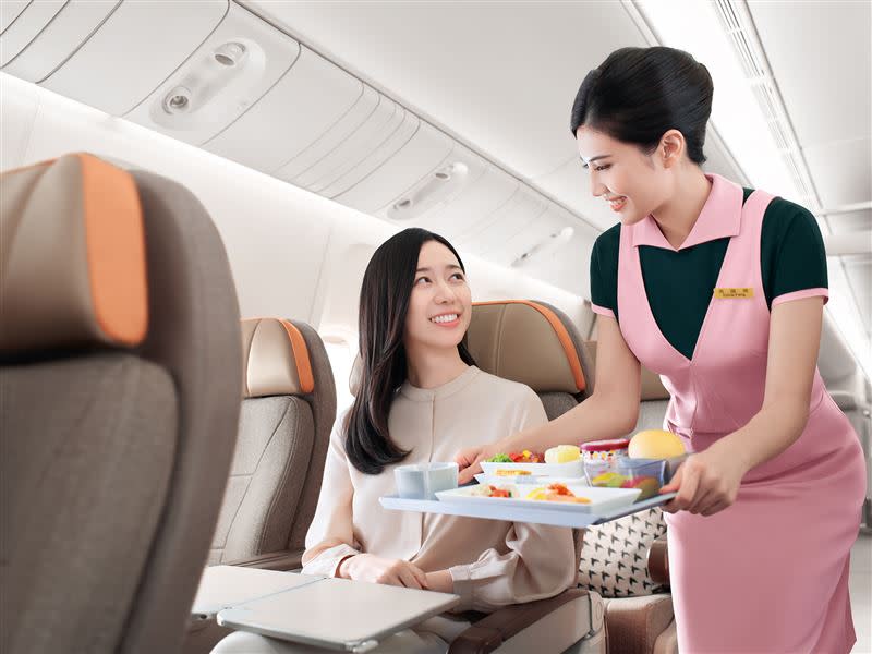 長榮航空獲選「最佳豪華經濟艙機上餐飲」及「亞洲區最佳豪華經濟艙機上餐飲」第1名。（圖／長榮航空提供）