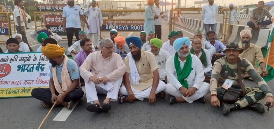 <div class="paragraphs"><p>Farmers engage in a sit in protest at Delhi Meerut highway, blocking the road during Bharat Bandh.</p></div>