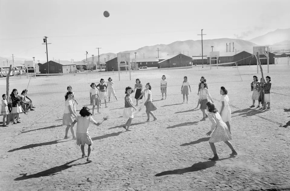 Niñas japonesas estadounidenses prisioneras en el centro de reubicación de Manzanar, en California, jugando al volley ball en 1943. (Photo by: Universal History Archive/Universal Images Group via Getty Images)