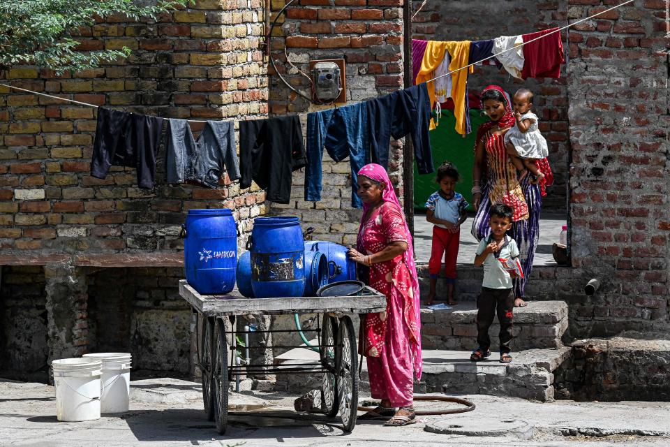 Un tren lleva agua para aliviar a la India abrasada por el calor