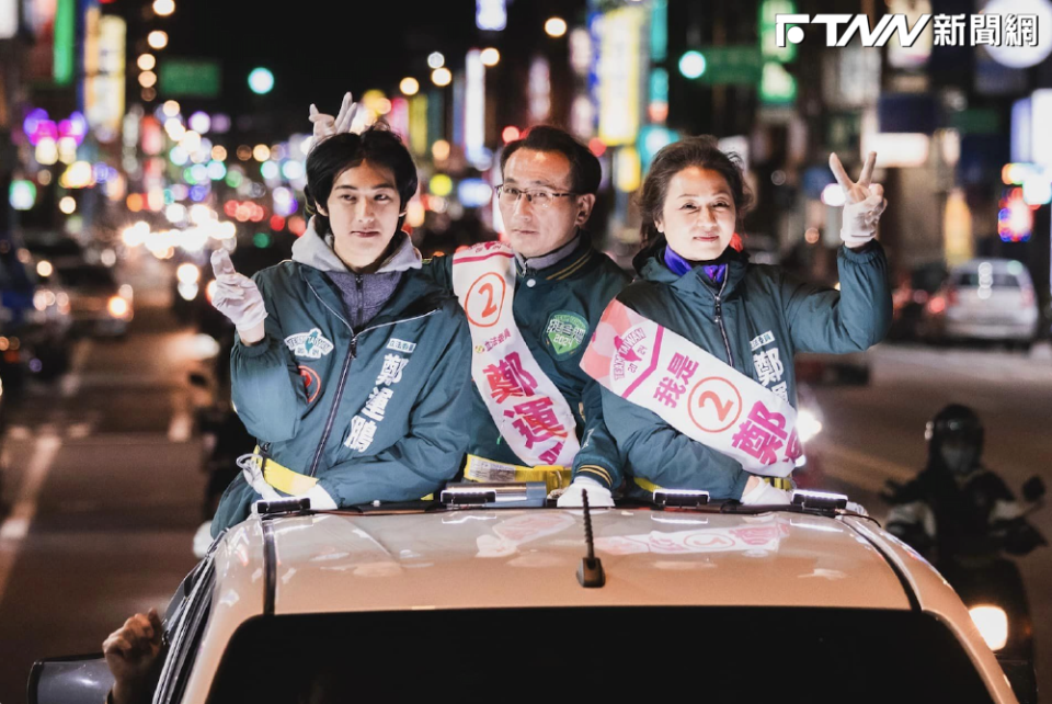 民進黨立委鄭運鵬的太太及兒子德德在選前最後一夜一起掃街拜票。(圖／鄭運鵬臉書)