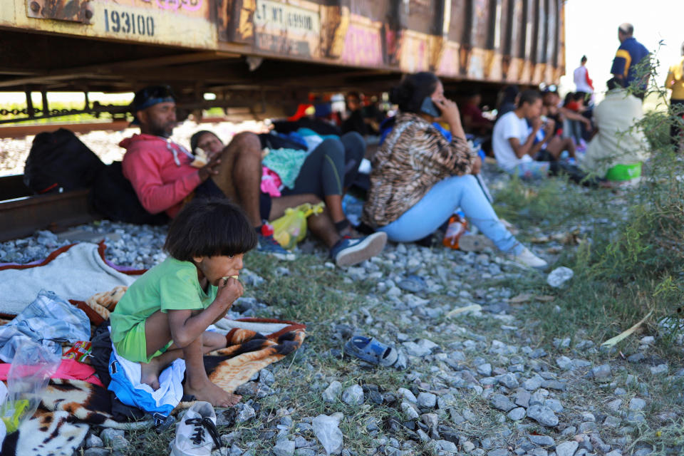 Migrantes varados intentan protegerse del sol en las afueras de Miguel Hidalgo de Ojuelos, en las afueras de Fresnillo, en el estado de Zacatecas (REUTERS/Edgar Chavez)