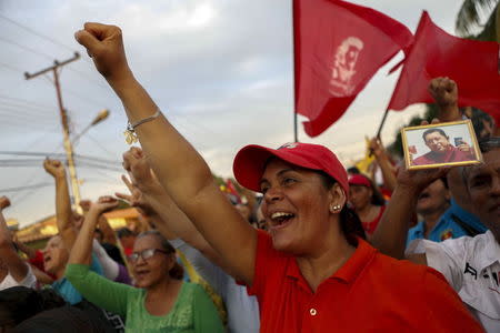 Supporters of late Venezuela's President Hugo Chavez takes part in a campaign rally held by pro-government candidates for the upcoming legislative elections, in Barinas, November 18, 2015. REUTERS/Marco Bello.