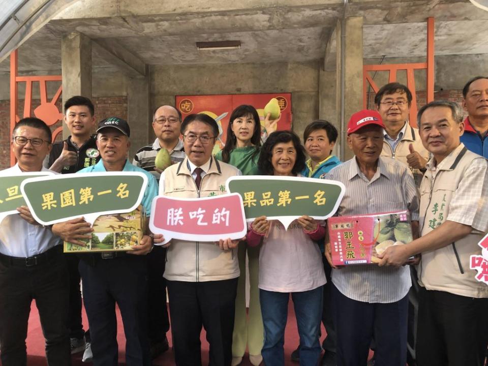 中秋將至，市長黃偉哲(前排左三)邀請民眾九月十六、十七日，參加麻豆文旦節選購好吃的文旦。(記者盧萍珊攝)