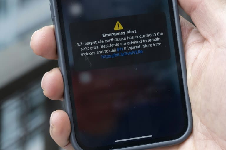 Un message d'alerte sur un téléphone avertissant d'un tremblement de terre à New York, le 5 avril 2024 (ANGELA WEISS)