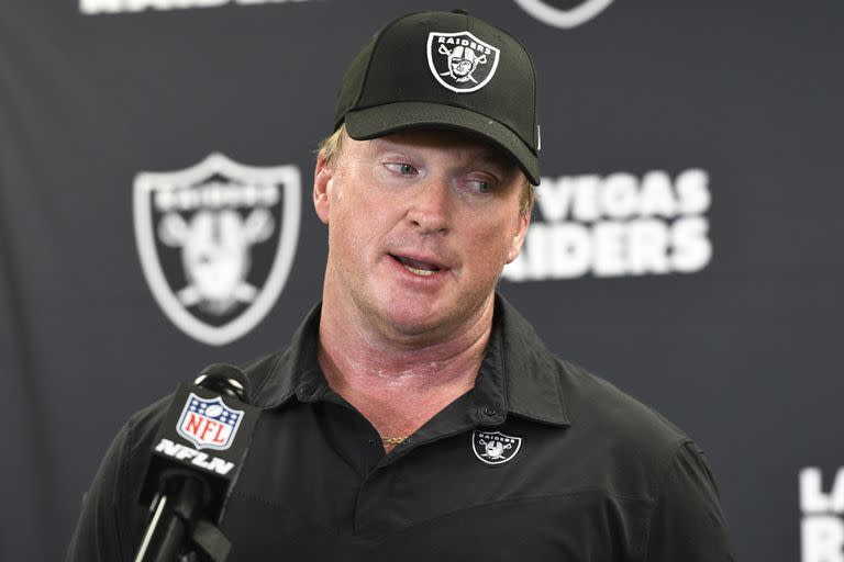 Jon Gruden en conferencia de prensa tras el encuentro ante los Steelers de Pittsburgh del mes pasado