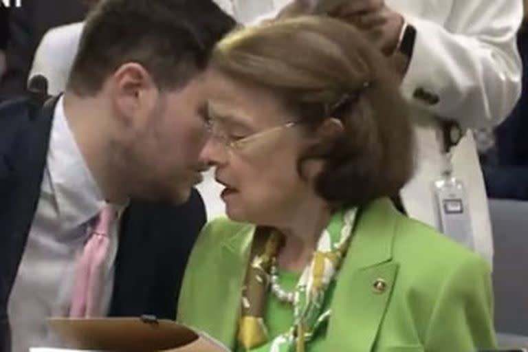 La senadora Dianne Feinstein, confundida durante una votación