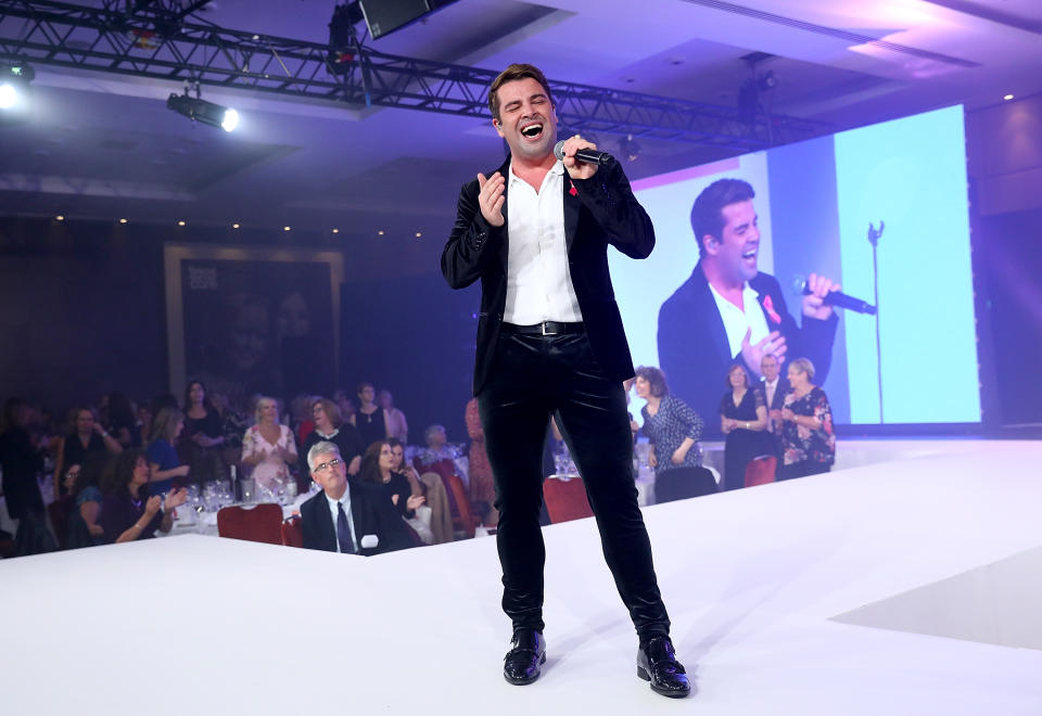 LONDRES, ANGLETERRE - 04 OCTOBRE : Joe McElderry se produit au Breast Cancer Care London Fashion Show en association avec Dorothy Perkins au Park Plaza Westminster Bridge Hotel le 4 octobre 2018 à Londres, en Angleterre.  (Photo de Tim P. Whitby/Tim P. Whitby/Getty Images pour les soins du cancer du sein)