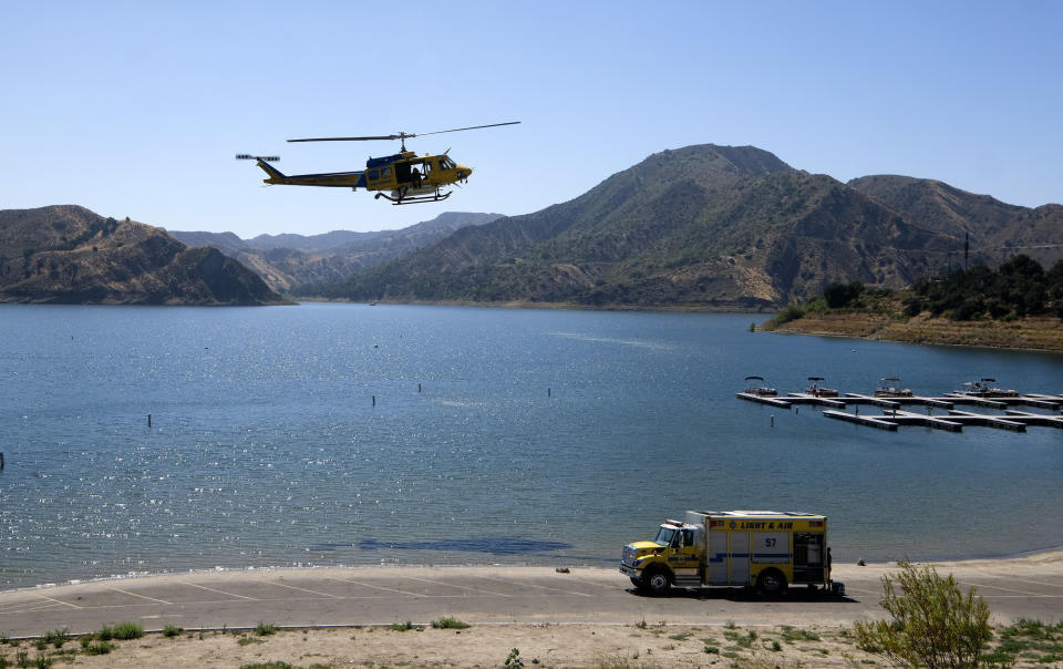 Miembros de la policía del condado de Ventura buscan a la actriz de "Glee" Naya Rivera en el Lago Piru, en el sur de California, el jueves 9 de julio de 2020. Rivera desapareció en el lago el miércoles. (AP Foto/Ringo H.W. Chiu)