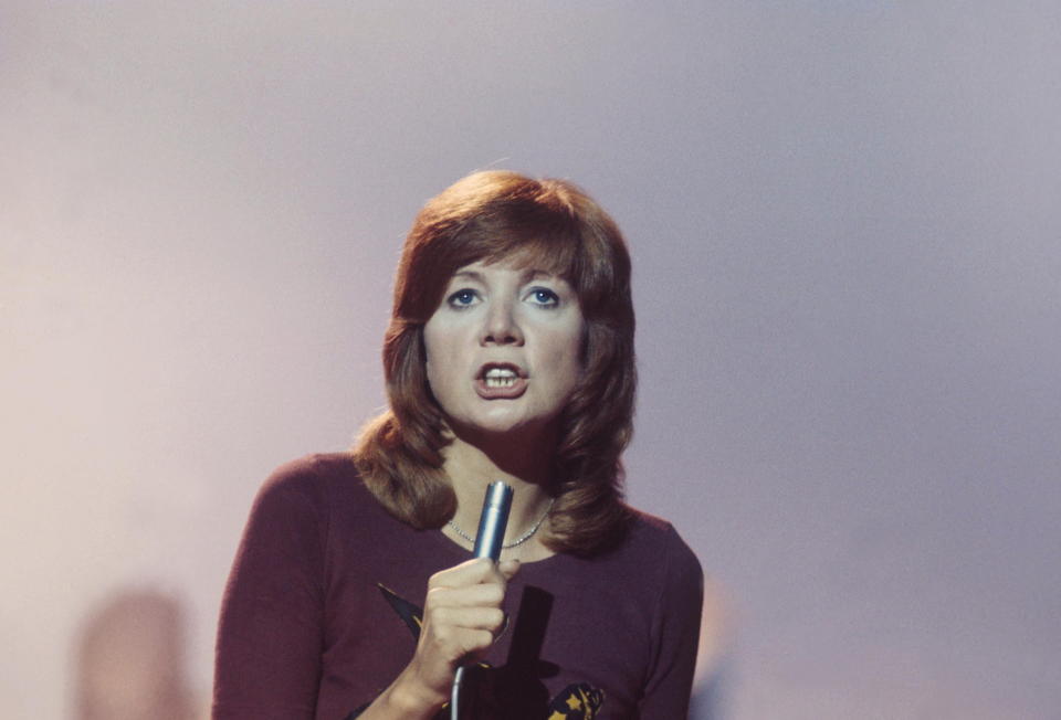 Cilla Black performs on a TV show, London, 9th October 1970. (Photo by Michael Putland/Getty Images)