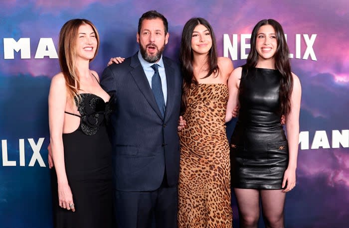 Adam Sandler con su mujer e hijas 