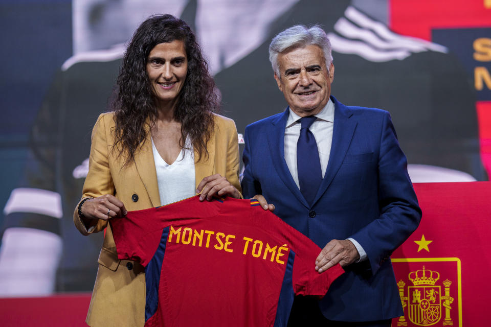 Montse Tomé (izquierda), nueva técnica de la selección femenina de España, y Pedro Rocha, presidente en funciones de la Federación Española de fútbol, el lunes 18 de septiembre de 2023, en las afueras de Madrid. (AP Foto/Manu Fernández)