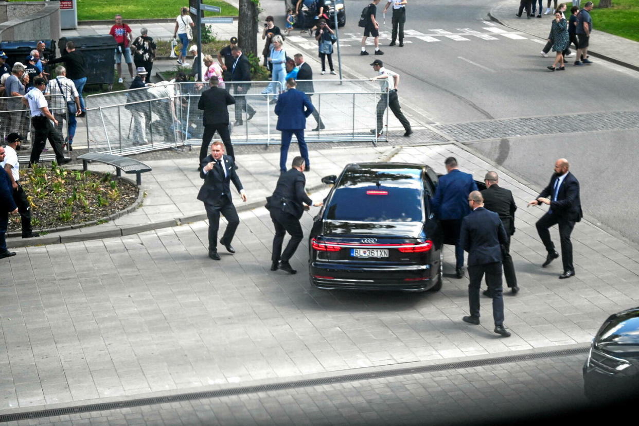 Des agents du service de sécurité de Robert Fico sur les lieux où le chef de l'État slovaque a été touché par balle le mercredi 15 mai 2024.   - Credit:Radovan Stoklasa / REUTERS