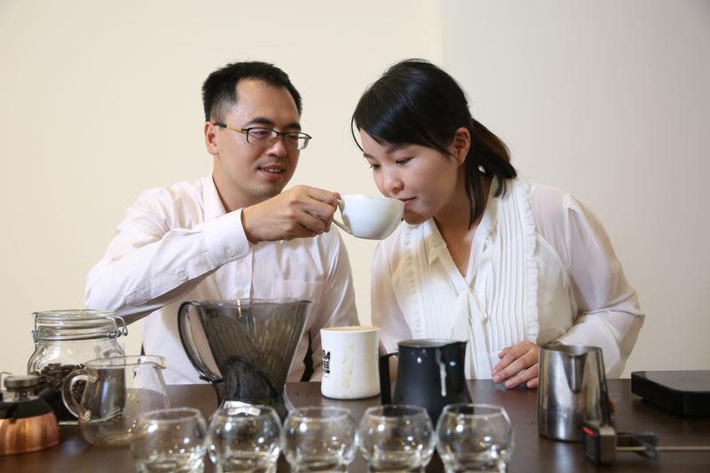 因為一杯拿鐵，路易莎董事長黃銘賢讓不敢喝咖啡的太太從此愛上咖啡。