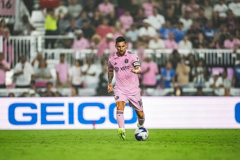 Lionel Messi debutó con la camiseta de Inter Miami y le dio el triunfo a su equipo con un golazo de tiro libre