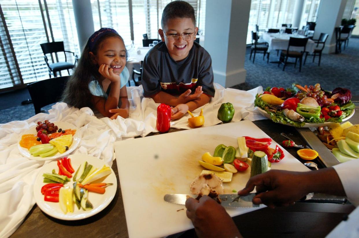 Families can prioritize learning more healthy ways to eat. <a href="https://www.gettyimages.com/detail/news-photo/sheriss-chacon-and-her-brother-shawn-chacon-watch-as-eden-news-photo/893170?adppopup=true" rel="nofollow noopener" target="_blank" data-ylk="slk:Joe Raedle/ Getty Images News;elm:context_link;itc:0;sec:content-canvas" class="link ">Joe Raedle/ Getty Images News</a>