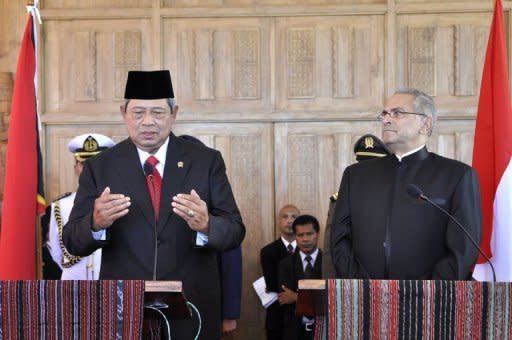 East Timor President Jose Ramos-Horta (R) watches as Indonesian President Susilo Bambang Yudohono speaks during a press conference ahead of East Timor Independence Day celebrations in Dili