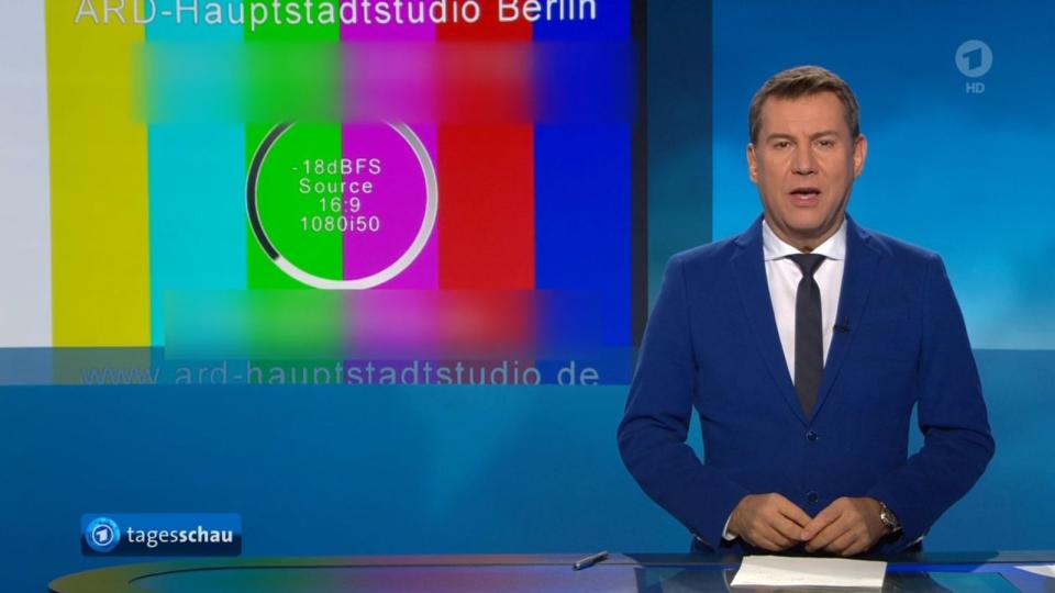 Die "Tagesschau" informiert seit 1952 täglich mit großer Seriosität über die wichtigsten Ereignisse auf der Welt. Vor Fehlern ist aber auch das Nachrichtenflaggschiff der ARD nicht gefeit: So etwa 2019 als hinter Moderator Jens Riewa (Bild) nicht wie geplant die Leiterin des ARD-Hauptstadtstudios in Berlin, Tina Hassel, sondern die Telefonnummer des ARD-Hauptstadtstudios und eine Mailadresse zu sehen waren. Andere lustige Pannen, Aus- und Einfälle zeigt die Galerie ... (Bild: ARD)