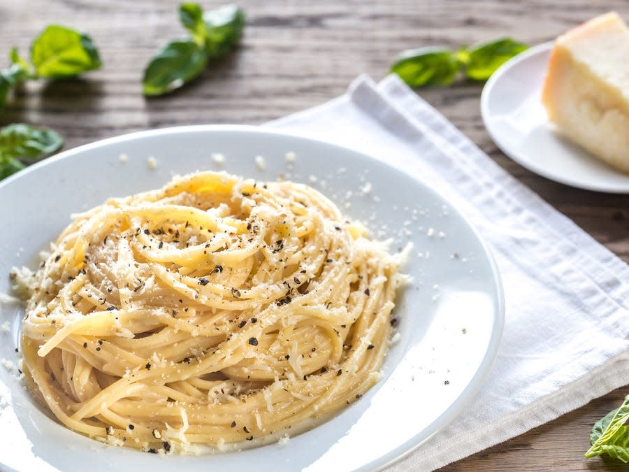 Lecker und einfach: Cacio e Pepe.
  - Copyright: Alexander Prokopenko/Shutterstock