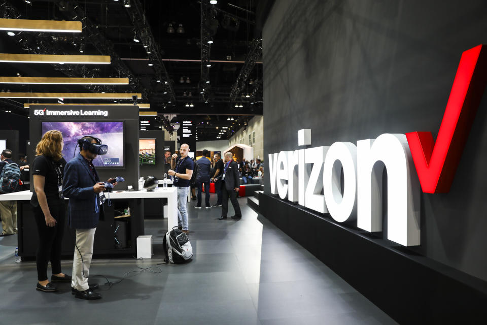 An attendee views a 5G wireless enabled virtual reality (AR) headset for immersive learning at the Verizon Communications Inc. booth during the Mobile World Congress Americas event in Los Angeles, California, U.S., on Tuesday, Oct. 22, 2019. Photo: Patrick T. Fallon/Bloomberg