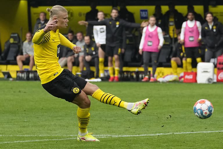 Dortmund's Erling Haaland scores his second goal during the German Bundesliga soccer match between Borussia Dortmund and FSV Mainz 05 in Dortmund, Germany, Saturday, Oct. 16, 2021. (AP Photo/Martin Meissner)