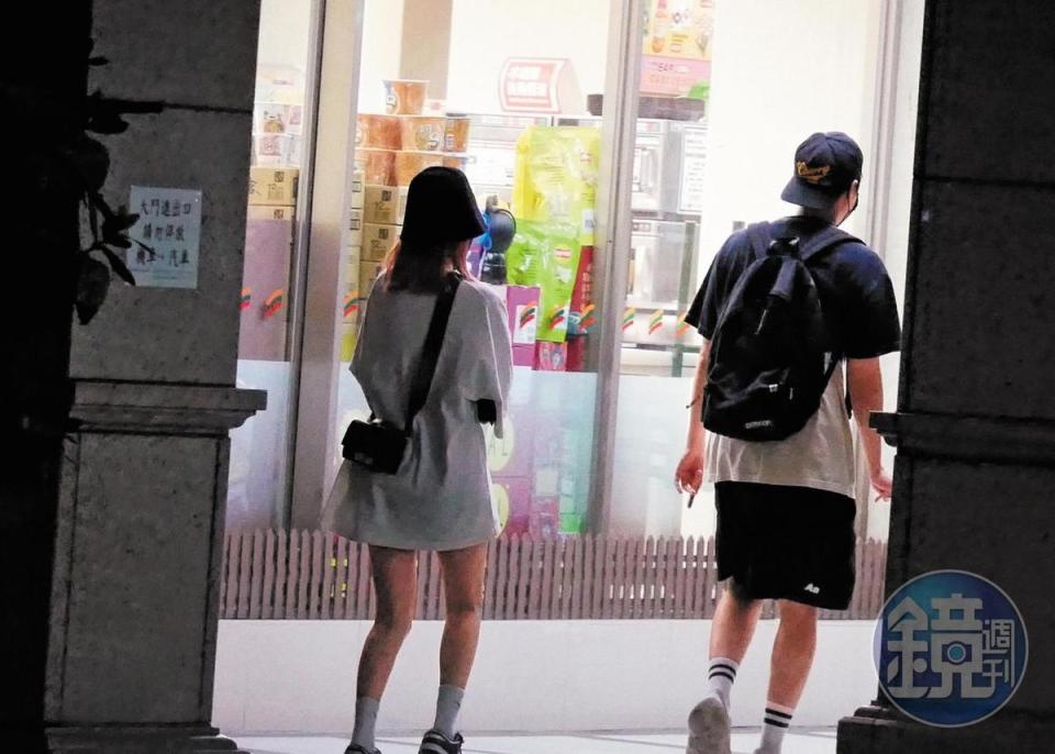 8/26 23:11 周湯豪與鄭雲燦相約時常做情侶類似裝扮，這次是黑帽、T恤、短褲、球鞋一整套。