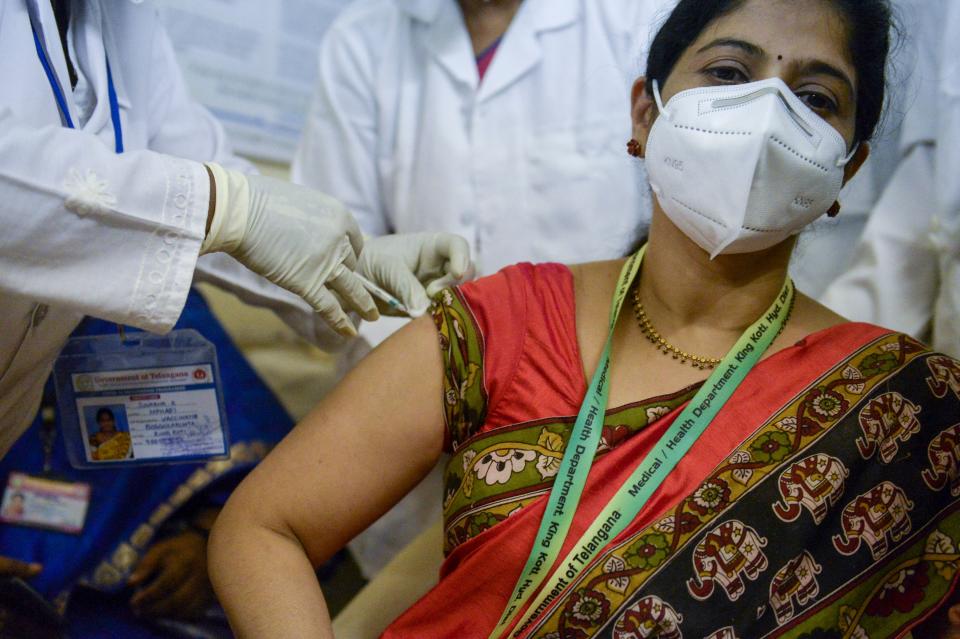 A medical worker inoculates a doctor with a Covid-19 coronavirus vaccine at the King Koti hospital in Hyderabad on January 16, 2021. (Photo by Noah SEELAM / AFP) (Photo by NOAH SEELAM/AFP via Getty Images)