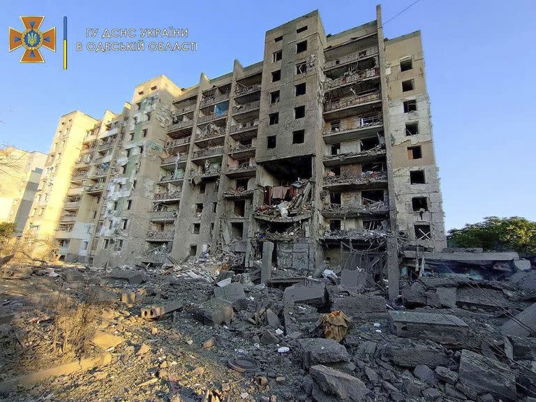 En esta foto proporcionada por la Fiscalía Regional de Odessa, se ve un edificio residencial dañado en Odessa, Ucrania, la madrugada del viernes 1 de julio de 2022, luego de los ataques con misiles rusos. (Ukrainian Emergency Service via AP)