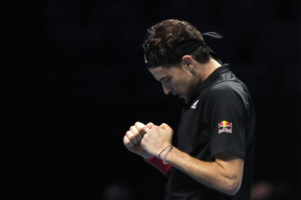 Dominic Thiem celebra tras ganar su semifinal contra Novak Djokovicen la Copa Masters de la ATP en Londres el sábado, 21 de noviembre del 2020. (AP Foto/Frank Augstein)