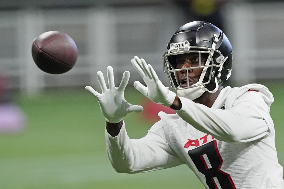 Atlanta Falcons tight end Kyle Pitts (8) makes a catch during a voluntary offseason NFL football practice Friday, June 3, 2022, in Atlanta. (AP Photo/John Bazemore)