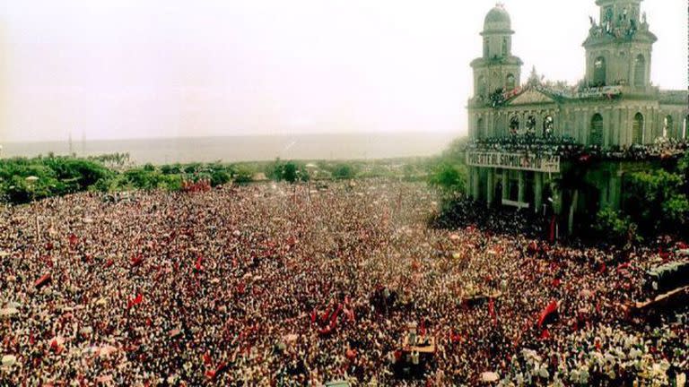 Masivo festejo en Managua tras el triunfo del sandinismo en 1979