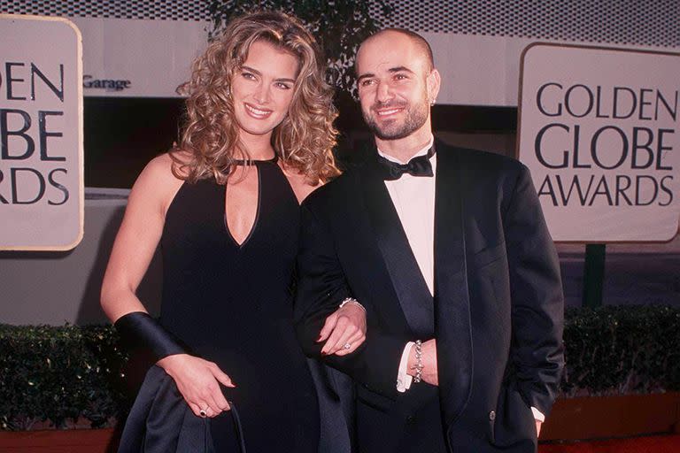 Brooke Shields y Andre Agassi en una alfombra roja