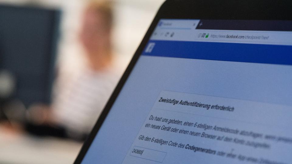 Wer bei Facebook die zweistufige Anmeldung aktiviert, muss nach dem Passwort noch einen zusätzlichen Sicherheitscode eingeben. So ist das Konto besser gegen unerlaubten Zugriff geschützt. Foto: Franziska Gabbert