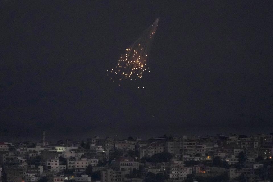 2023年10月10日，黎巴嫩真主黨朝以色列發射火箭彈，圖為以色列回擊的砲彈在黎巴嫩南部「席巴農場」（Shebaa Farms）上空爆炸。美聯社