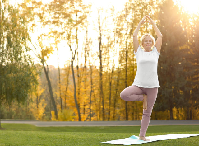 Yoga poses with predicted joints and true joints location obtained